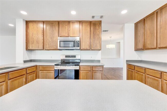 Building Photo - 1200 Del Roy Dr