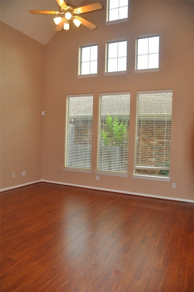 Building Photo - 3305 Knollcrest Ln