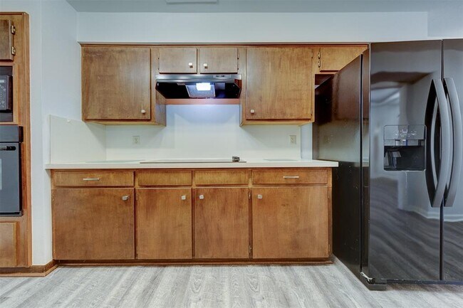 Building Photo - 2452 Country Club Dr