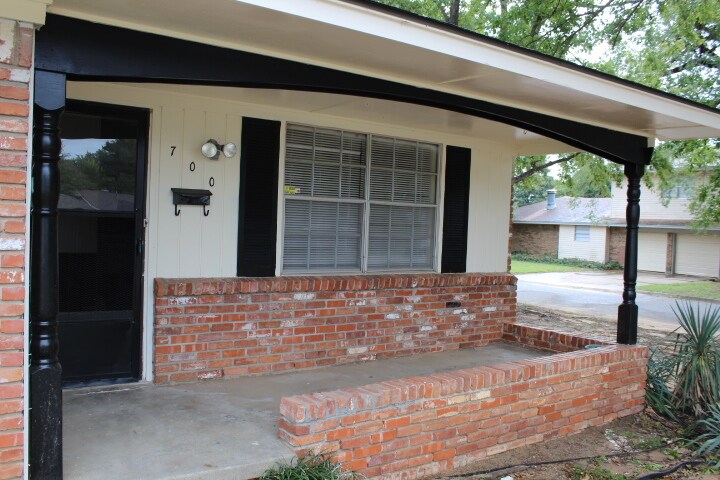Building Photo - 700 Woodland Way