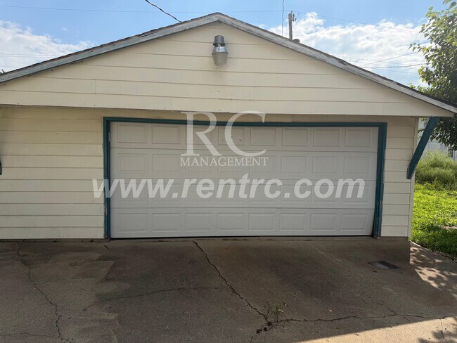 Building Photo - 7 Fairweight-