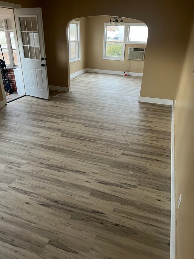 Building Photo - 604 E Oak St