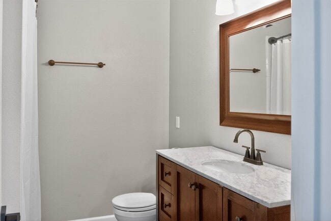 Building Photo - 562 Wilcrest Dr