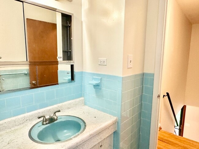 Building Photo - 5 Bedroom 2.5 Bathroom! Parking! Pets Welc...