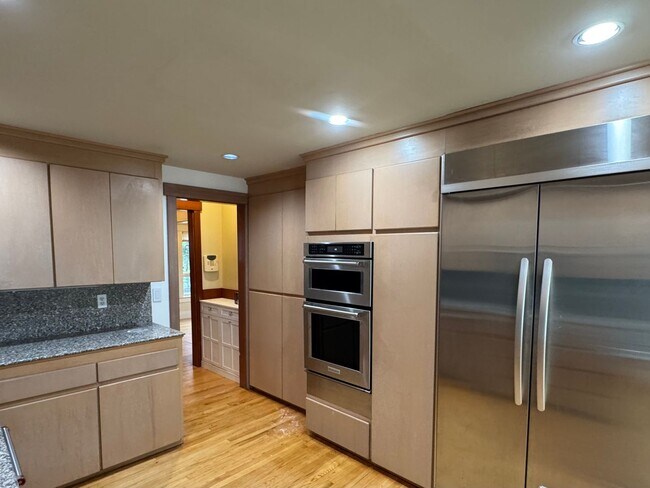 Building Photo - Queen Anne Home