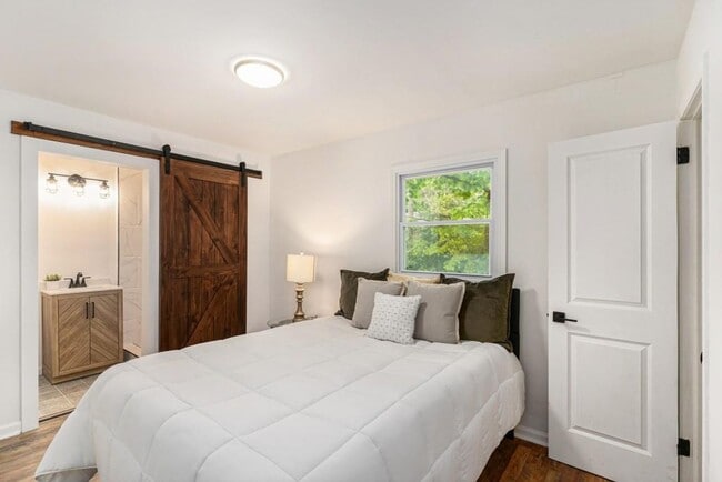 Building Photo - Beautiful Four Bedroom Home minutes from the Airport