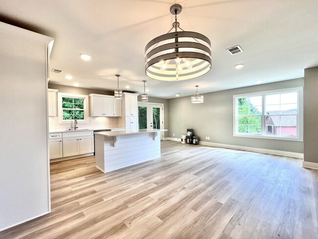 Building Photo - 710 Hollie Way