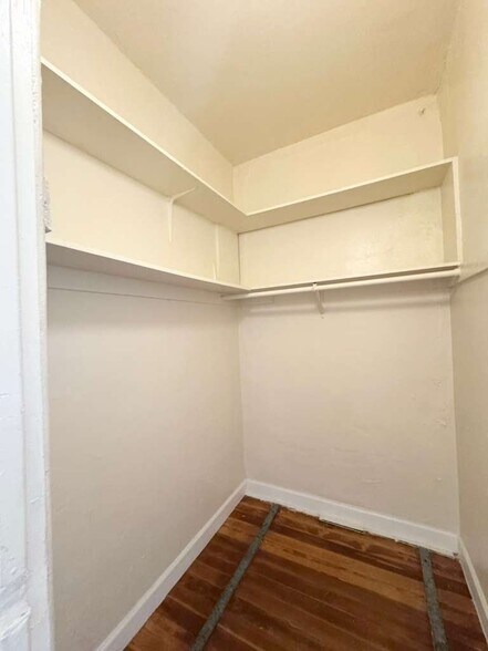Building Photo - 901 S Kingsley Dr