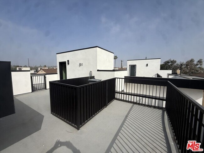 Building Photo - 3846 Bentley Ave