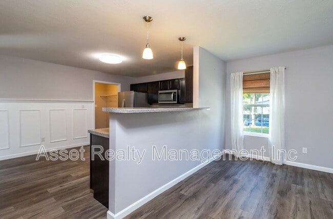 Building Photo - 524 Midlake Dr NE