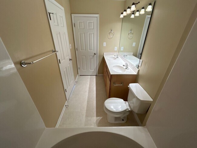 Building Photo - 3 Bed | 2.5 Bath Townhouse in North Raleigh