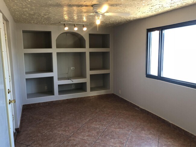 Building Photo - 5526 S 13th Ave