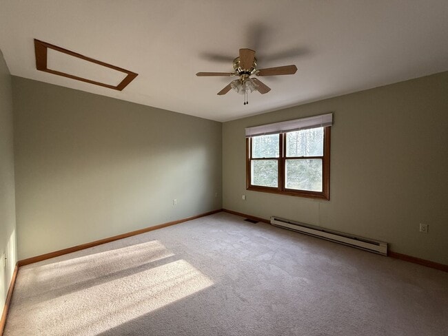 Building Photo - Two Bedroom, 1.5 Bath in Breezewood