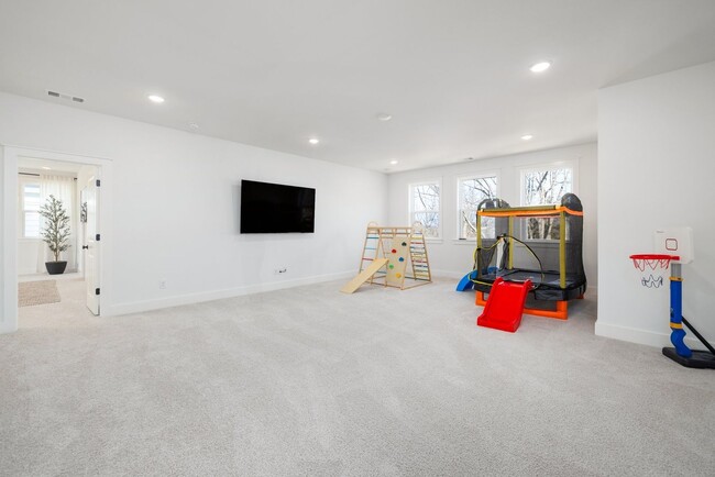 Building Photo - Now available in the highly desirable Lockwood Glen community in Franklin