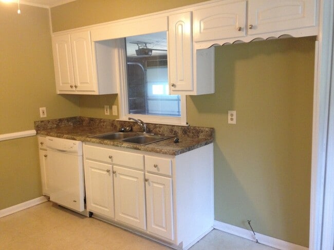 Building Photo - **ASK HOW YOU CAN MOVE IN WITH NO SEC. DEP.**105 Timberlane Trl: 3BD, 2BA brick ranch on level lo...