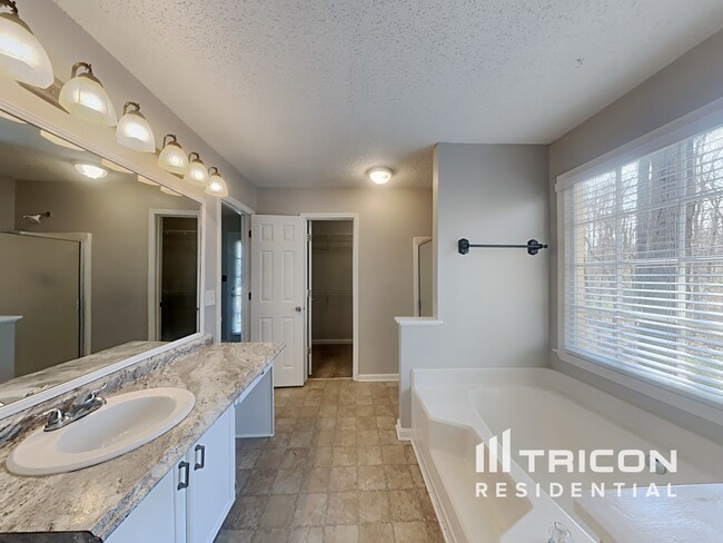 Building Photo - 579 Stratford Dr