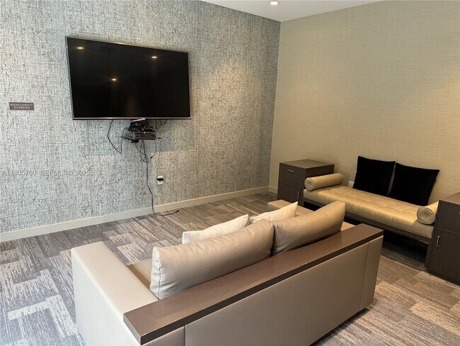 Building Photo - 1010 SW 2nd Ave