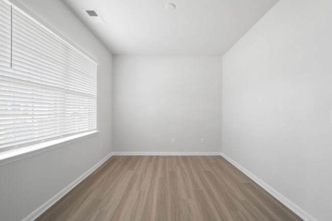 Building Photo - This Beautiful 4 Bedrooms, 2.5 Bathrooms i...