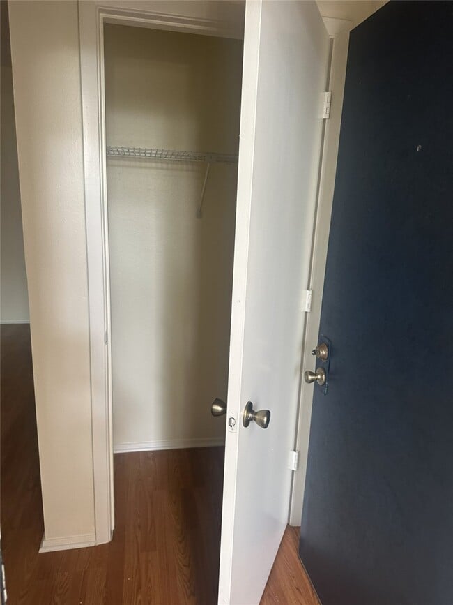 Building Photo - 7009 N Holiday Dr