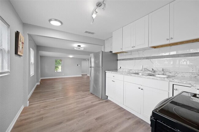 Building Photo - 605 S Disston Ave