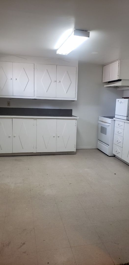 Building Photo - 2 bedroom 1 bath lower unit-Cheney Available for a September 10th Move In!!