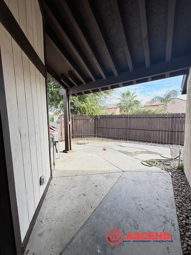 Building Photo - Charming Condo Located in HOA!