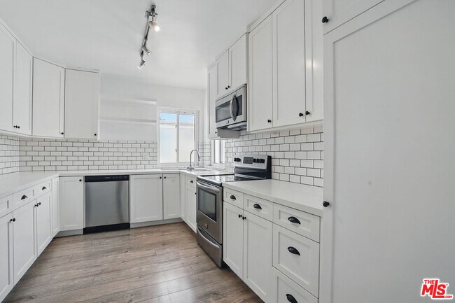 Building Photo - 930 3rd St