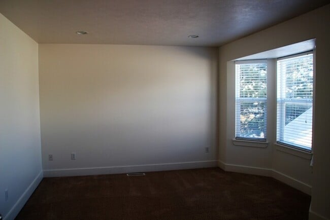 Building Photo - Spacious Townhome on Quiet Street