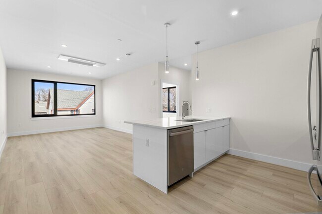 Building Photo - 4525 Bergenwood Ave