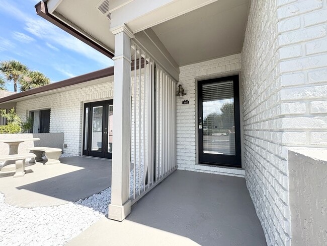 Building Photo - Audubon Park 2/2 Corner Unit Villa with La...