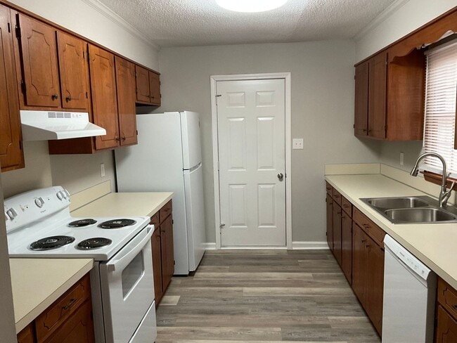 Building Photo - Available Now !! Two bedroom one bath apartment in Gastonia!