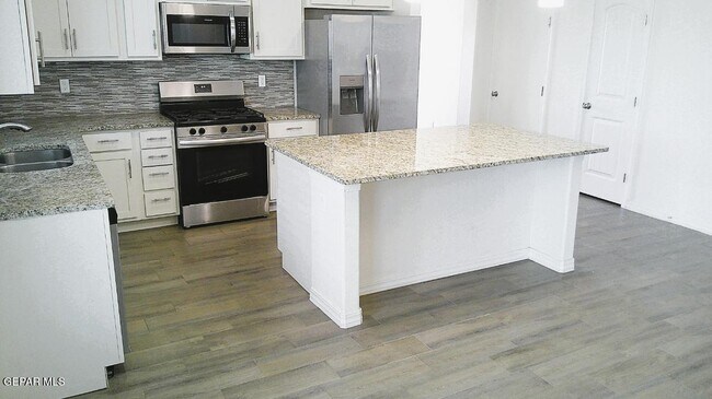 Building Photo - 653 Paseo Dulce Ave