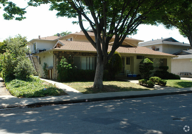 Building Photo - 482 Hawthorn Ave