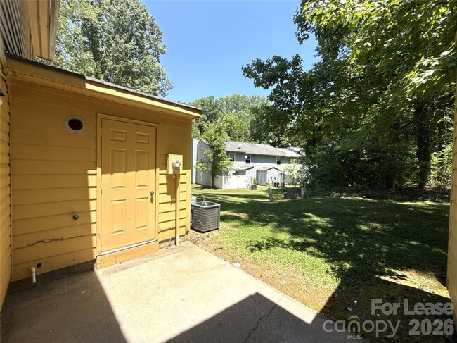 Building Photo - 4042 Briarhill Dr