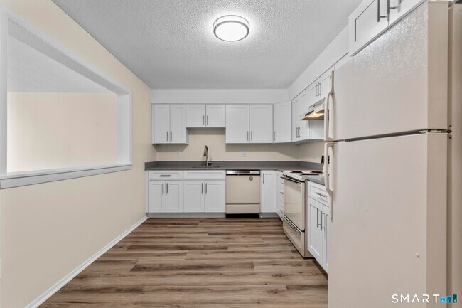 Building Photo - 1460 Elm St