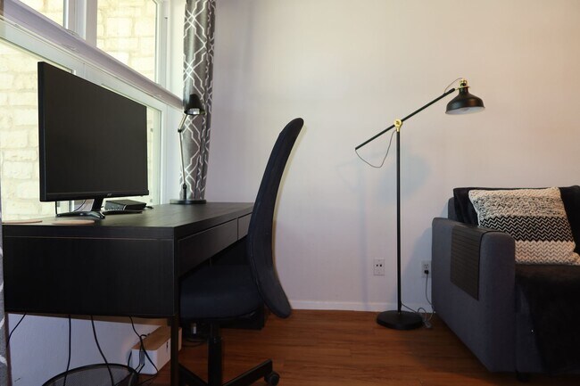 Building Photo - Hyde Park Country Condo - Furnished - 1BD/1BA - Covered Parking -Close to Everything