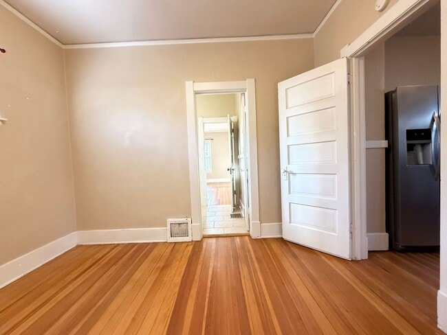 Building Photo - 408 E Del Norte St