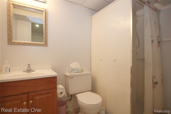 Building Photo - 5590 Greenbriar Dr