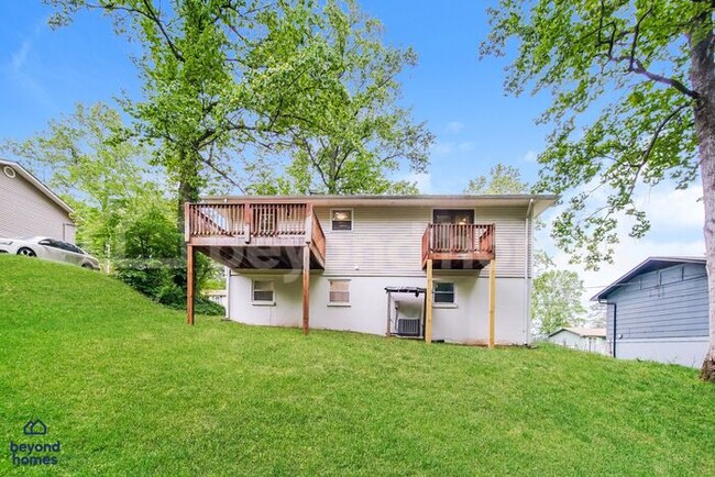 Building Photo - Stunning 4 Bedroom 2 Bathroom Home - Looki...