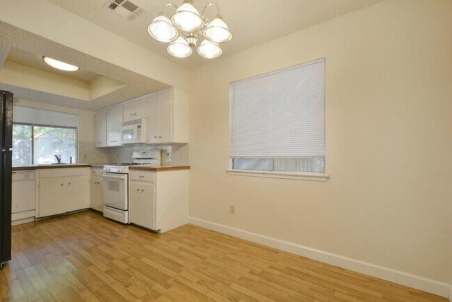 Building Photo - 9410 E Meadow Vale