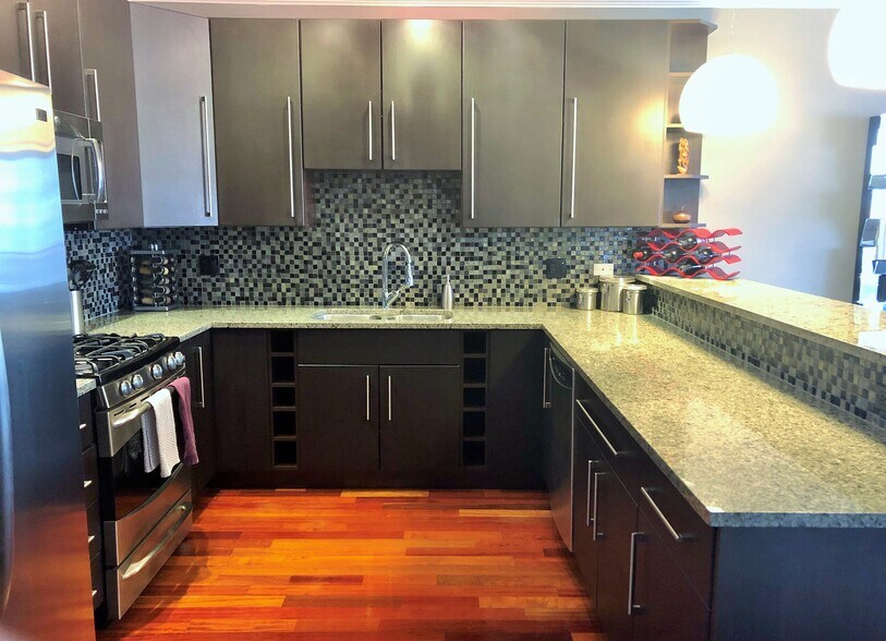 Chefs kitchen with granite breakfast bar - 825 N Hudson Ave