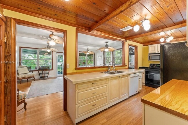 Building Photo - 918 Tequesta St