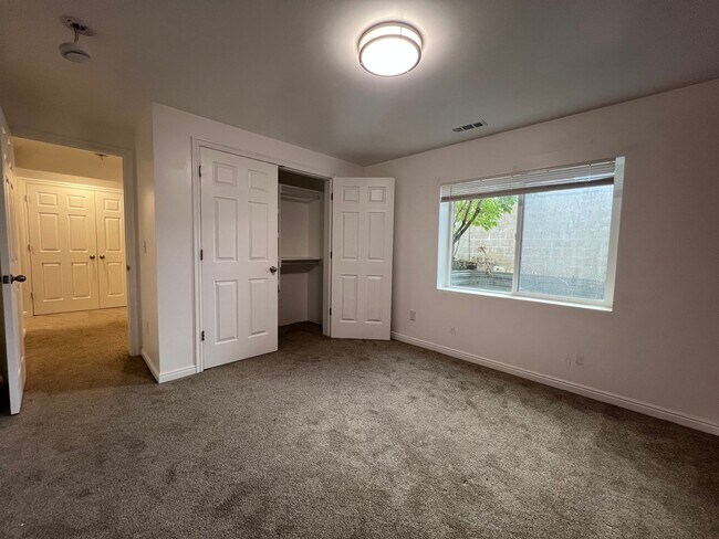Building Photo - 213 Lakeview Dr