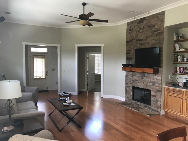 Building Photo - 263 Solamere Ln