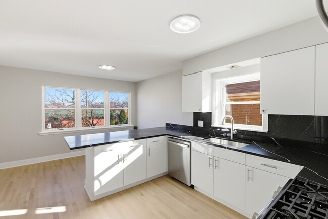 Building Photo - 1215 Balmoral Ave