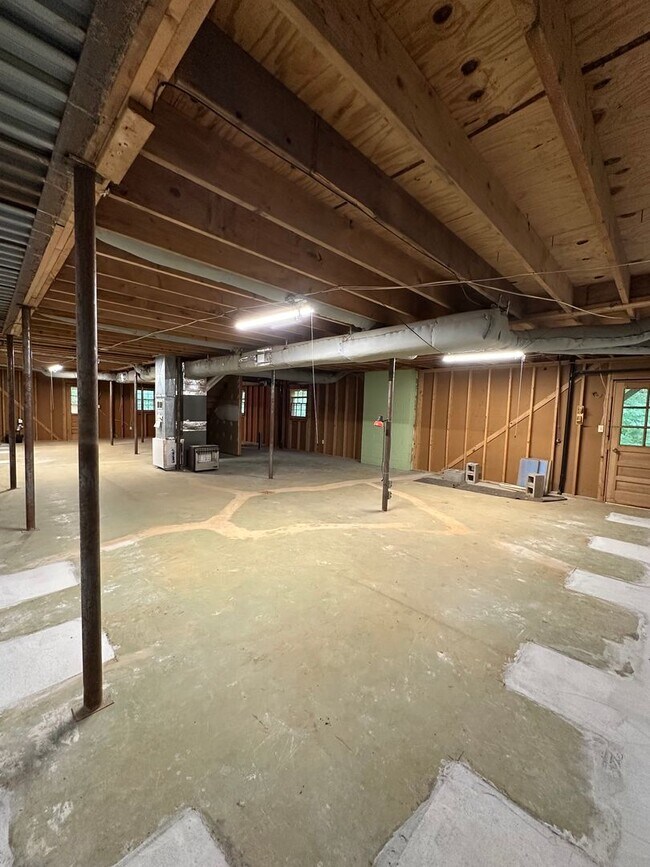 Building Photo - Available now,  3/2 with large unfinished basement, in University Heights