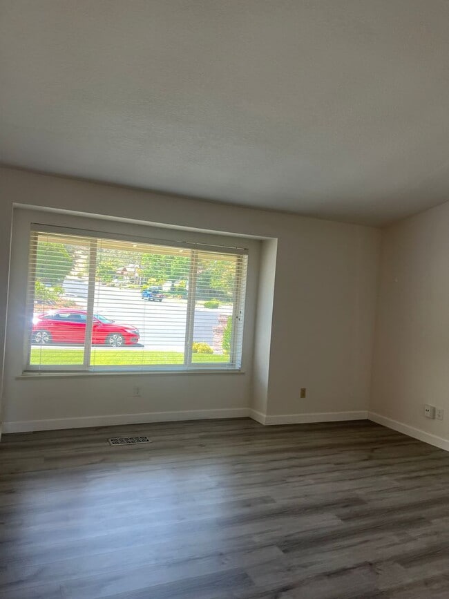 Building Photo - 142 Hillview Dr