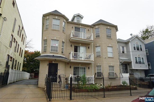 Building Photo - 492-494 Irvine Turner Boulevard Unit 3