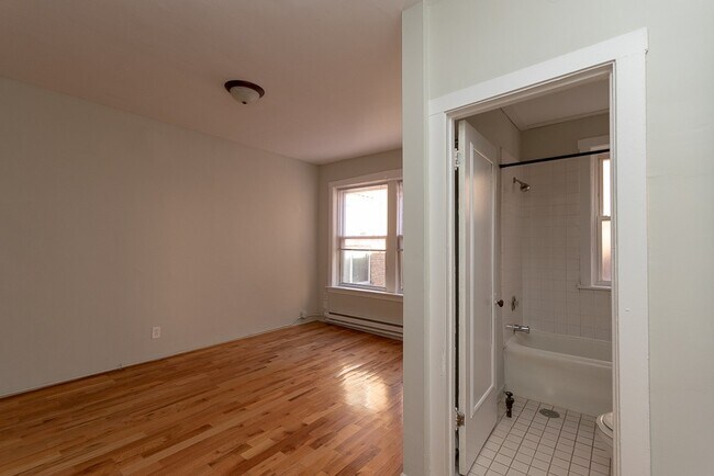 Building Photo - 457 W Melrose St