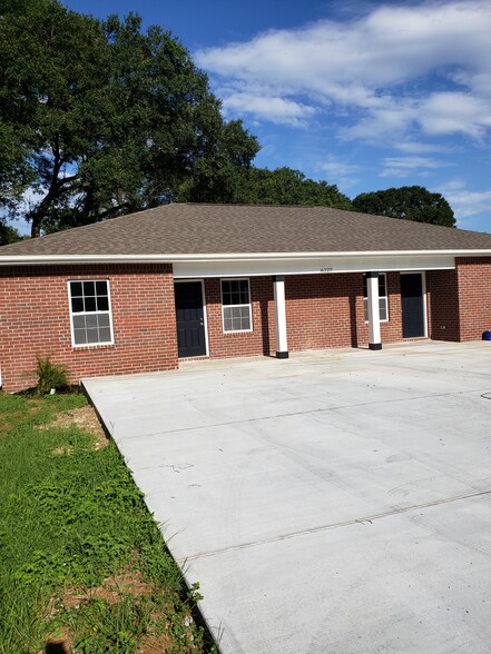 Nice duplex in pensacola 2 bedroom, 2 bathroom 1,000square feet. (built in 2020 n - 6227 Dallas Ave